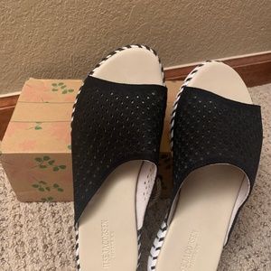 Isle Jacobsen Tulip Slip On